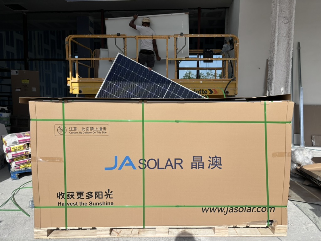 Unloading solar panels during an industrial installation by Yuren Energía
