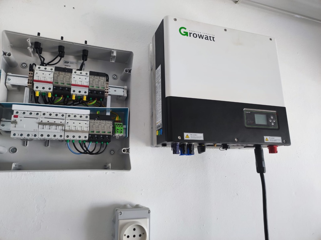 Hybrid inverter and protection panel installed by Yuren Energía