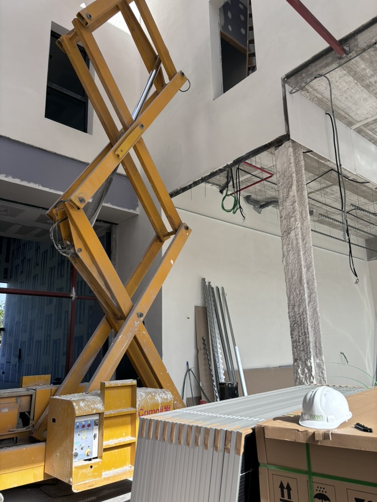 Solar installation on a warehouse under construction, Yuren Energía