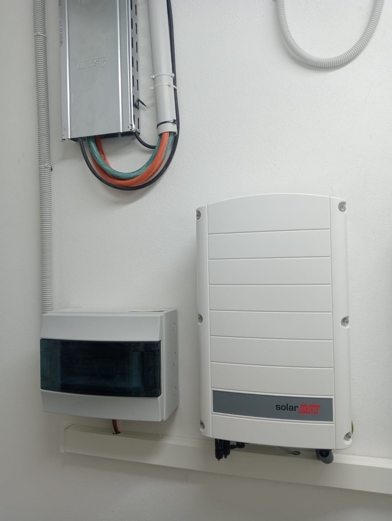 Inverter installed in a commercial unit by Yuren Energía