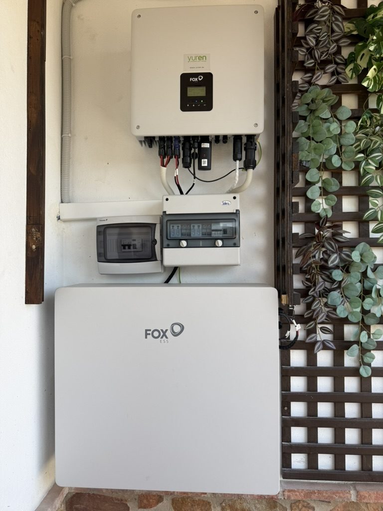 Hybrid inverter with battery and protection panel, installation by Yuren