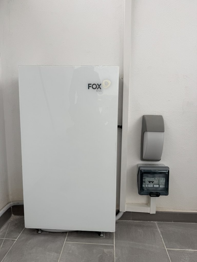 Floor-standing lithium battery indoors, installation by Yuren Energía